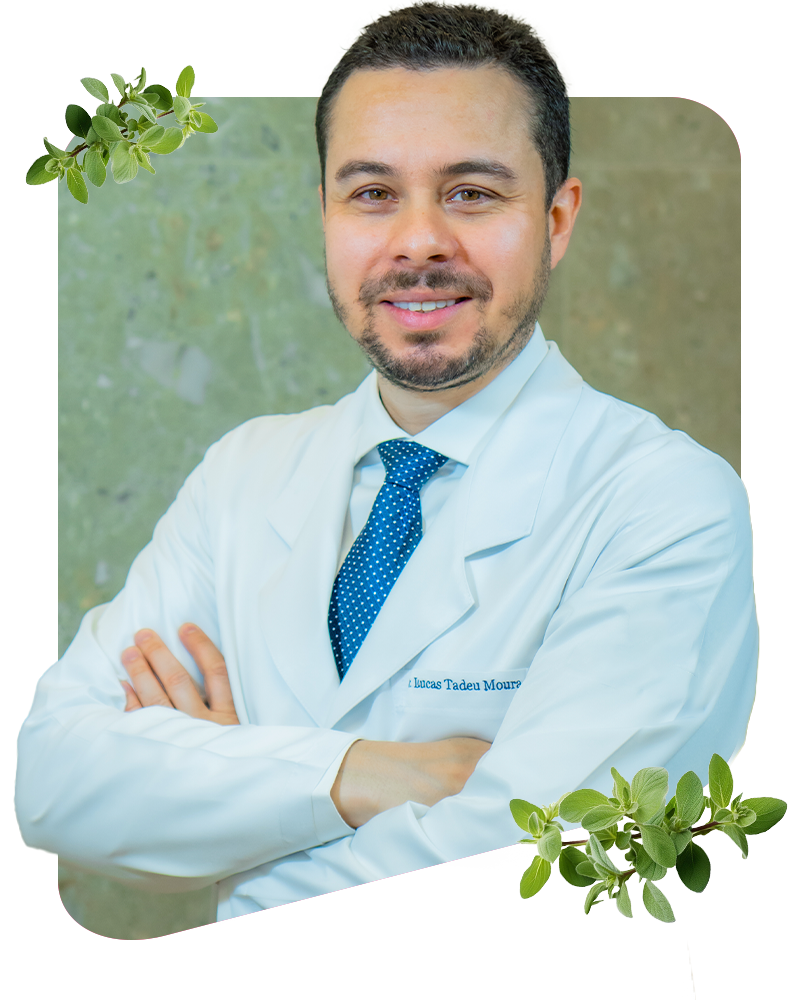 Foto do Dr. Lucas Moura em seu consultório
